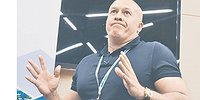 За небесным маневром «Победы» последовал кадровый